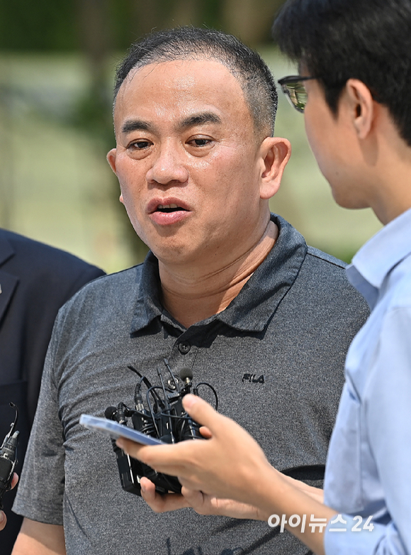 공천개입 의혹을 받는 명태균씨가 1일 오전 서울 종로구에 마련된 김건희 특검팀(특별검사 민중기) 사무실로 조사를 받기 위해 출석하고 있다. [사진=곽영래 기자]