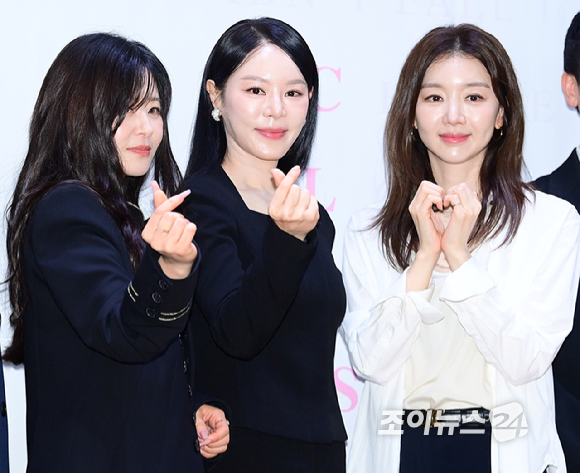 배우 최강희-리사-장희진이 2일 오후 서울 종로구 대학로 이음아트홀에서 열린 연극 '클로저' 제작 발표회에 참석하고 있다. [사진=정소희 기자]