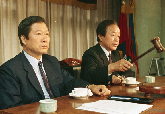 민추협 의장단회의에 참석한 당시 김영삼, 김대중 공동의장이 노태우 민주정의당 대표의 수습방안(6.29선언)에 환영 의사를 표했다. [사진=민주화운동기념사업회]