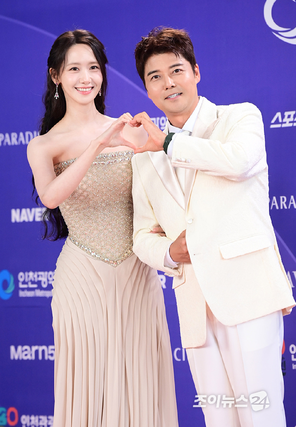 임윤아(소녀시대)와 전현무가&nbsp;31일 오후&nbsp;인천시 영종구 운서동 파라다이스시티에서 열린&nbsp;제5회 청룡시리즈어워즈&nbsp;레드카펫 행사에 참석하고 있다. [사진=정소희 기자]