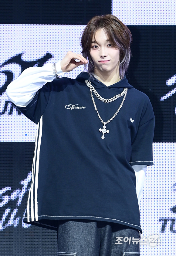 3일 오후 서울 광진구 광장동 예스24라이브홀에서 신인 보이그룹&nbsp;튜넥스(TUNEXX)&nbsp;첫 번째 미니 앨범 '셋 바이 어스 온리'(SET BY US ONLY) 발매 기념 쇼케이스가 열렸다.&nbsp;튜넥스 타이라가 포토타임을 갖고 있다. [사진=정소희 기자]