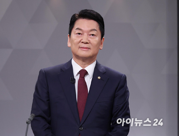 국민의힘 당대표 후보들이 17일 서울 여의도 KBS에서 열린 2차 TV토론회에 앞서 포즈를 취하고 있다. 김문수(왼쪽부터), 조경태, 안철수, 장동혁, 국민의힘 당대표 후보 [사진=국회사진기자단]