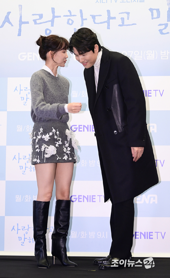 배우 신현빈과 정우성이 27일 오후 서울 마포구 상암동 스탠포드호텔에서 열린 지니 TV 오리지널 '사랑한다고 말해줘' 제작발표회에 참석하고 있다. [사진=정소희 기자]