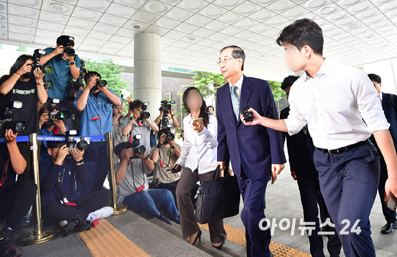 한덕수 전 총리가 19일 오전 서울 서초구 서울고검에 마련된 내란 특검팀(특별검사 조은석) 사무실에 조사를 받기 위해 출석하고 있다. [사진=곽영래 기자]