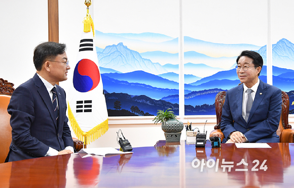 조정식 국회의장이 27일 서울 여의도 국회에서 조국혁신당 신장식 당대표와 신임 지도부 등을 만나 대화를 하고 있다. [사진=곽영래 기자]