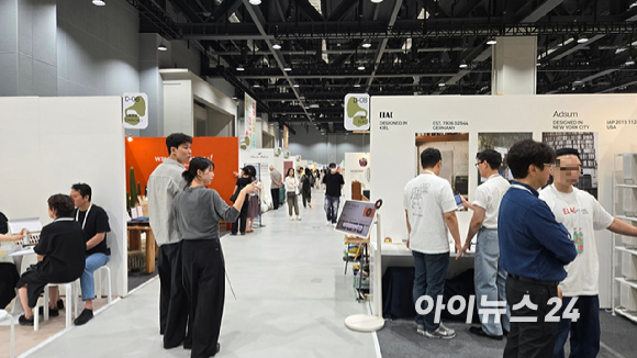 11일 마곡 강서구 코엑스마곡에서 열린 2025 마곡리빙디자인페어를 찾은 방문객들이 부스를 둘러보고 있다. [사진=진광찬 기자]