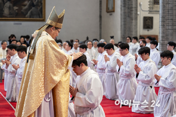 천주교 서울대교구가 서울 중구 명동대성당에서 사제 서품식을 거행한 7일 교구장 정순택 대주교가 식을 주관하고 있다. 부제 26명이 이날 성품성사를 받고 사제 품계를 받았다. [사진=사진공동취재단]