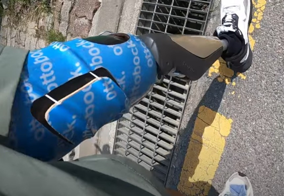 사고로 한 쪽 다리를 잃었는데 민방위 훈련 소집통지서를 받았다는 한 남성의 사연이 전해졌다. [사진=유튜브 채널 'CJ PARK']