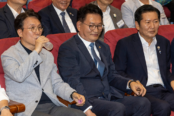 12일 서울 여의도 국회 의원회관에서 열린 전국자치분권민주지도자회의(KLDC)에 더불어민주당 당 대표 후보 주자들이 나란히 앉아 있다.(왼쪽 부터) 김민석 전 국무총리, 송영길 의원, 정청래 전 민주당 대표. [사진=연합뉴스]