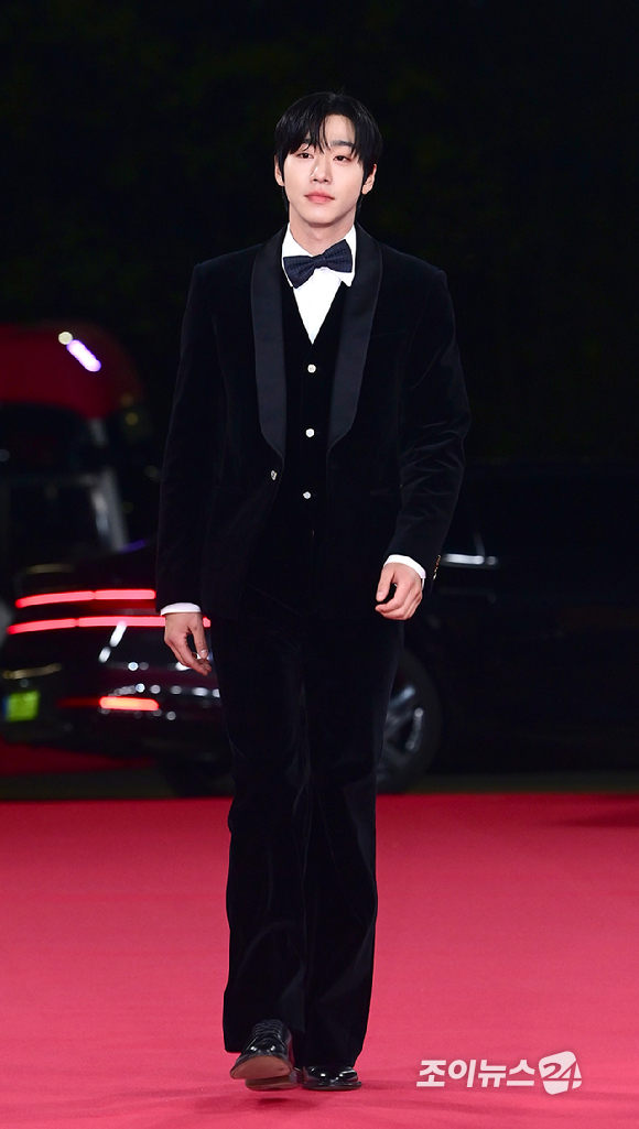 배우 안효섭이 19일 오후 서울 영등포구 여의도 KBS홀에서 열린 제46회 청룡영화상 레드카펫 행사에 참석하고 있다. [사진=정소희 기자]