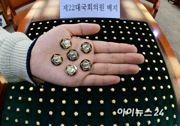 제22대 총선을 이틀 앞둔 8일 서울 여의도 국회에서 열린 제22대 국회 개원종합지원실 개소식에서 국회의원들에게 지급될 300개의 배지가 공개되고 있다. [사진=곽영래 기자]