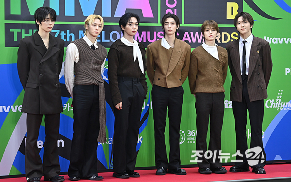 보이넥스트도어가 20일 서울 구로구 고척돔에서 열린 '2025 멜론뮤직어워드(MMA2025)' 레드카펫에서 포즈를 취하고 있다.