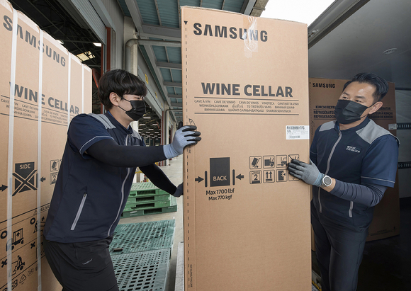 경기도 수원시 영통구에 위치한 삼성전자로지텍 수원센터 물류창고에서 인피니트 전담팀이 '비스포크 인피니트 라인' 와인 냉장고를 배송하기 위해 차량에 싣고 있다. [사진=삼성전자]