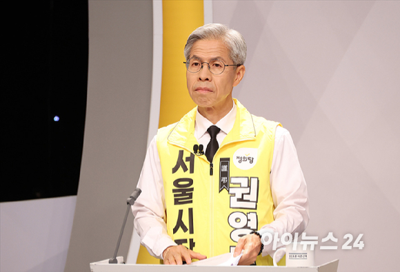권영국 정의당 서울시장 후보가 28일 오후 서울 마포구 SBS프리즘타워에서 열린 제9회 전국동시지방선거 2026 서울특별시장선거 후보자 토론회에서 토론 준비를 하고 있다. [사진=정소희 기자]