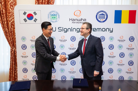 배진규(왼쪽) 한화에어로스페이스 루마니아 법인장과 루마니아의 미흐네아 코스토유 부쿠레슈티 공과대 총장이 16일(현지시간) 부쿠레슈티 공대에서 MOU를 체결하고 있다. [사진=한화에어로스페이스]