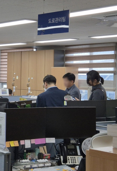 김건희 여사의 의혹들을 수사하는 민중기 특별검사팀이 지난 8월 22일 '양평고속도로 노선변경 의혹'과 관련해 양평군청 등에 대한 압수수색에 나섰다. 이날 경기도 양평군 양평군청에서 특검 관계자들이 사무실을 둘러보고 있다. 2025.8.22 [사진=연합뉴스]