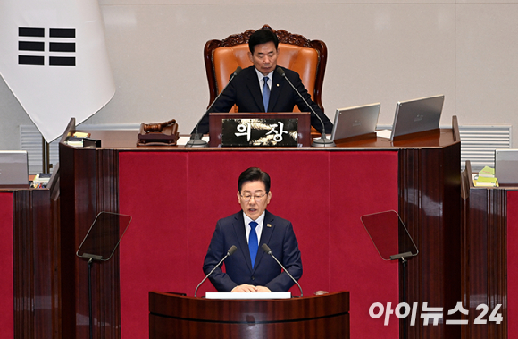 이재명 더불어민주당 대표가 19일 오전 서울 여의도 국회에서 열린 제407회 국회(임시회) 제4차 본회의에서 국정에 관한 교섭단체 대표연설을 하고 있다. [사진=곽영래 기자]