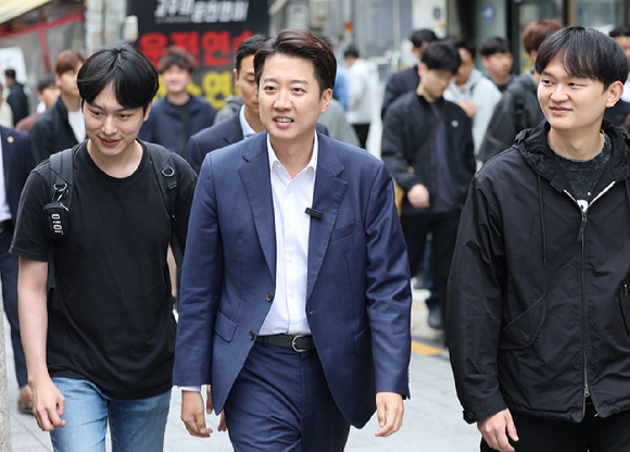 개혁신당 이준석 대선 후보가 24일 서울 동작구 노량진 한 한식 뷔페식당으로 향하고 있다. 2025.5.24 [사진=연합뉴스]