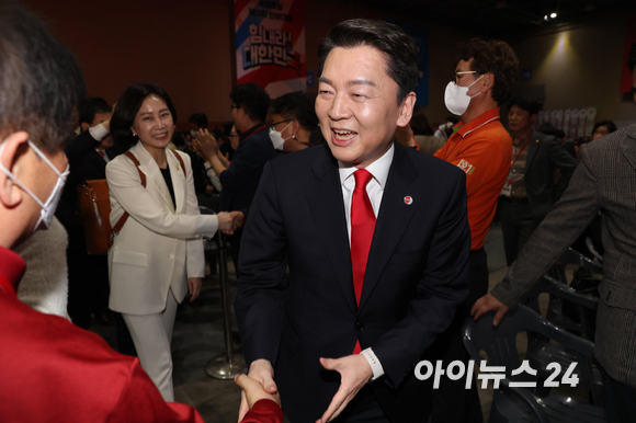 안철수 국민의힘 당대표 후보가 8일 오후 경기도 일산 킨텍스에서 열린 국민의힘 제3차 전당대회에 참석하며 당원들과 인사하고 있다. [사진=김성진 기자]