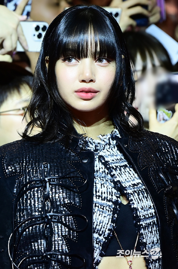 그룹 블랙핑크(BLACK PINK) 리사가 9일 오후 서울 영등포구 타임스퀘어 영등포점에서 진행된 '본 핑크 인 시네마스(BORN PINK IN CINEMAS)' 핑크 카펫 행사에 참석하고 있다. [사진=정소희 기자]