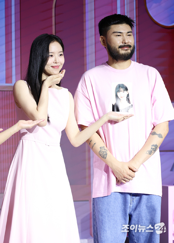 배우 강한나, 가수 카더가든이 1일 오전 서울 마포구 호텔 나루 서울 엠갤러리에서 진행된 넷플릭스 예능 '모태솔로지만 연애는 하고 싶어 시즌2' 제작발표회에 참석해 포즈를 취하고 있다. [사진=문수지 기자]