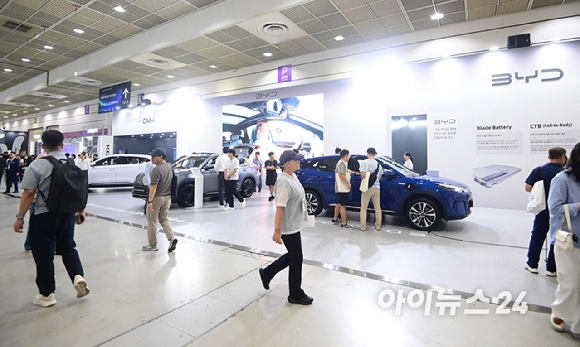 'EV 트렌드 코리아 2026'이 25일 서울 강남구 코엑스에서 열렸다. BYD코리아 부스에 순수 전기차 '아토 3 플러스'가 전시되고 있다. [사진=정소희 기자]