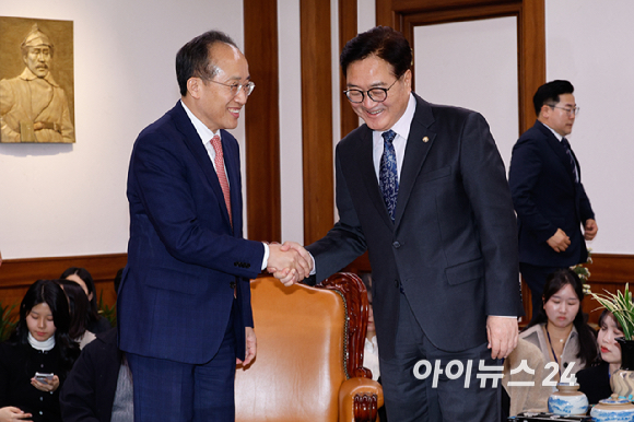 우원식 국회의장과 추경호 국민의힘 원내대표가 18일 서울 여의도 국회의장실에서 국회의장-여야 원내대표 회동에 앞서 악수하고 있다. [사진=곽영래 기자]