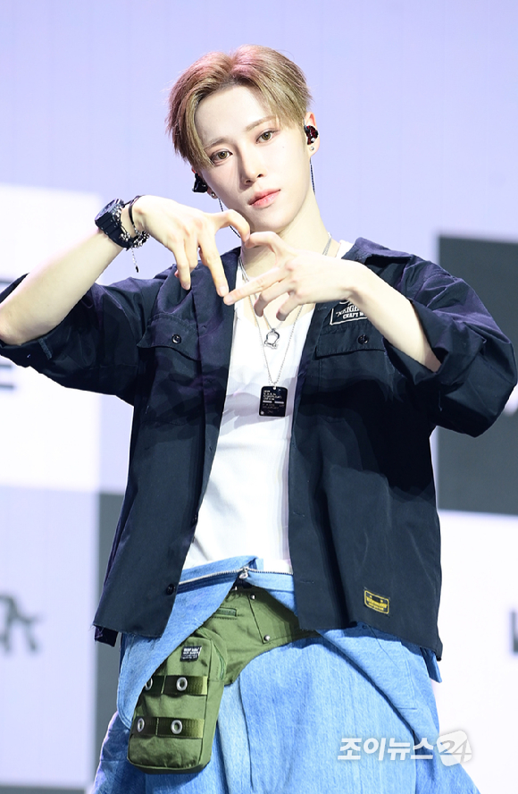 그룹 알파드라이브원 아르노가 12일 오후 서울 용산구 블루스퀘어 SOL트래블홀에서 열린 알파드라이브원(ALPHA DRIVE ONE) 첫 번째 데뷔 미니 1집 'EUPHORIA'(유포리아) 발매 기념 쇼케이스에 참석하고 있다. [사진=정소희 기자]