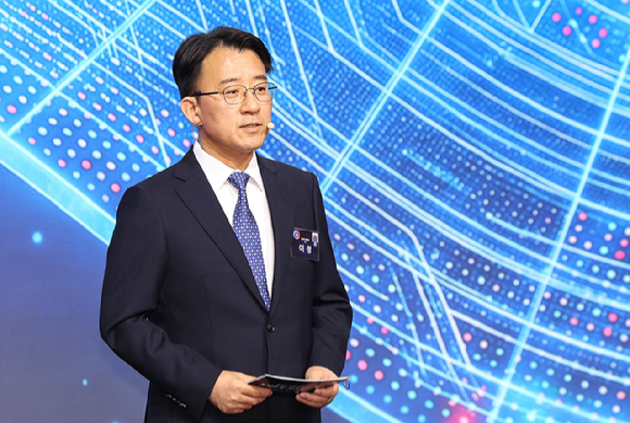 이재용 삼성전자 회장이 2일 충남 아산시에서 이재명 대통령 주재로 열린 충청권 첨단산업 발전비전 국민보고회에서 환영사를 하고 있다. 2026.7.2 [사진=청와대통신사진기자단]