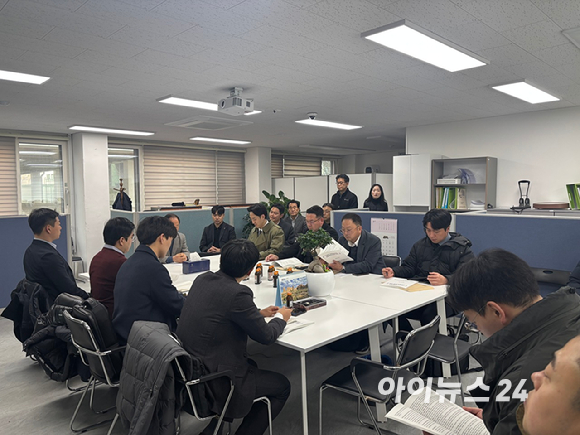 21일 열린 현장설명회에 DL이앤씨의 단독 참여로 2차 입찰이 유찰되며 수의계약이 유력하게 됐다. 사진은 지난 2월 23일 서울 양천구 목동6단지 재건축정비사업조합이 1차 시공사 선정 현장설명회를 연 모습. 참여 건설사는 삼성물산, 현대건설, 대우건설, 포스코이앤씨, DL이앤씨, SK에코플랜트 등 대형사를 비롯해 금호건설, 대방건설, CA이앤씨 등 10곳. [사진=김민지 기자]