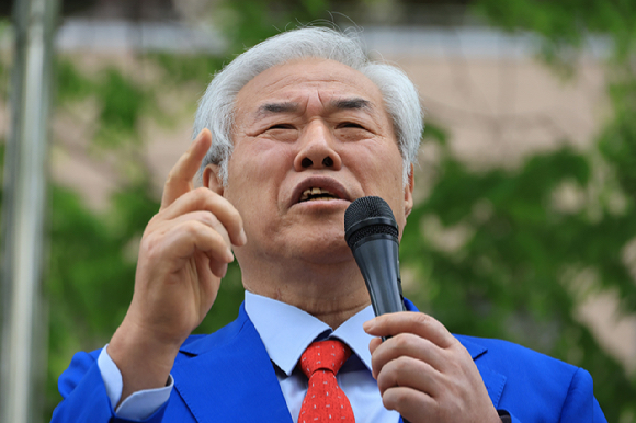 서울서부지법 난동 사태 배후로 지목돼 구속기소 뒤 보석으로 풀려난 전광훈 사랑제일교회 목사가 17일 마포구 서울서부지법에서 열린 재판에 출석하기 앞서 법원 앞에서 발언하고 있다. 2026.4.17 [사진=연합뉴스]