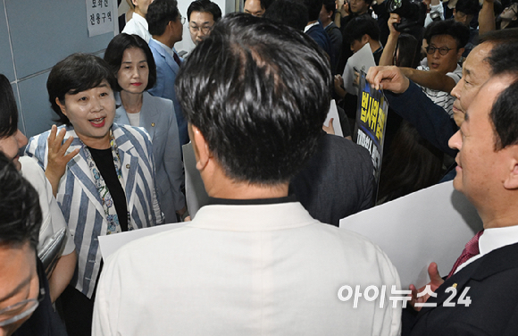 서영교 법제사법위원장이 8일 서울 여의도 국회에서 열린 법제사법위원회 전체회의에 참석하며 국민의힘 의원들의 항의를 받고 있다. [사진=곽영래 기자]