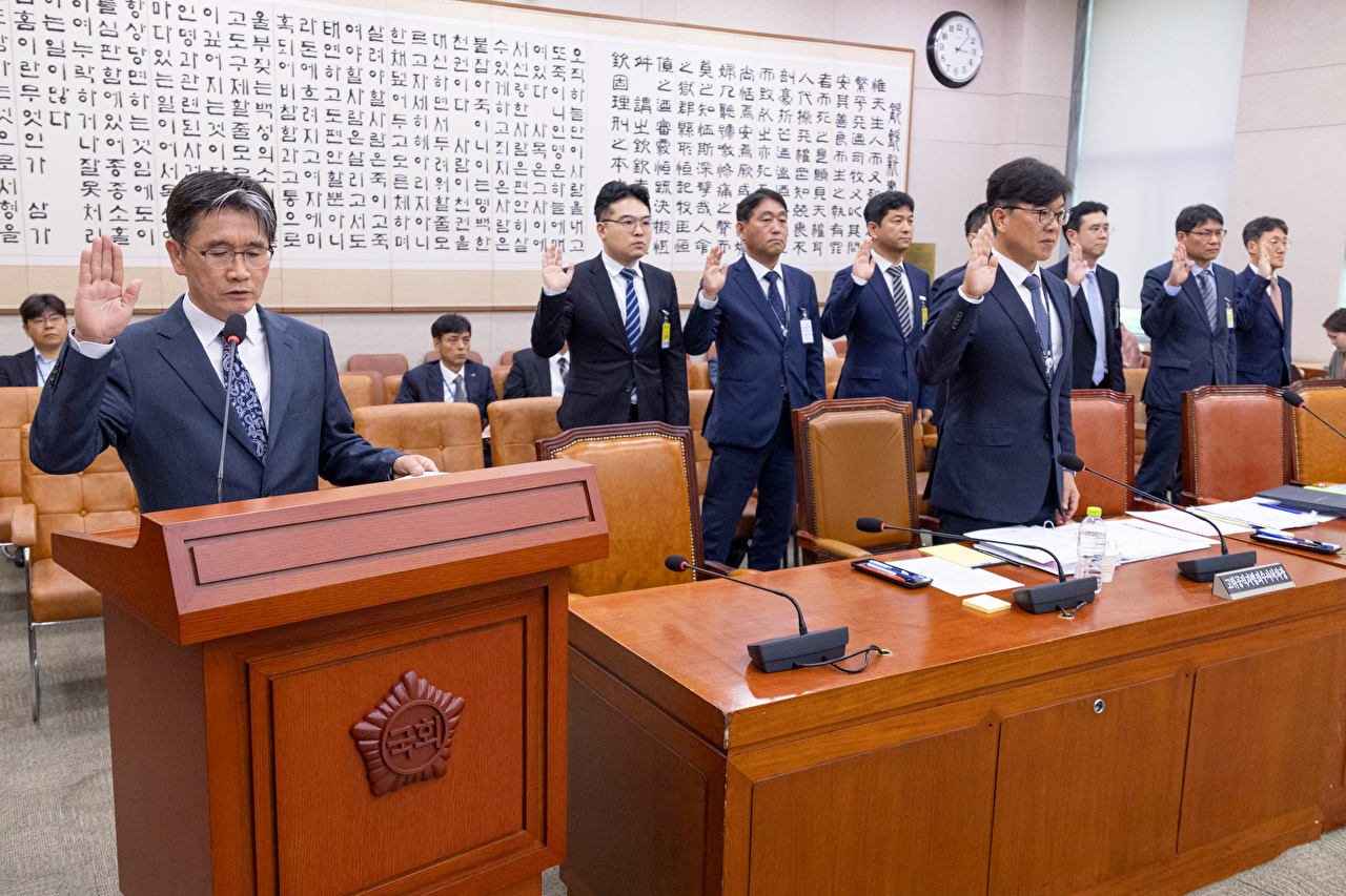 오동운 고위공직자범죄수사처(공수처)장이 13일 국회 법제사법위원회에서 열린 국정감사에 출석해 업무보고 전 물을 마시고 있다. 2026.10.13 [사진=연합뉴스]