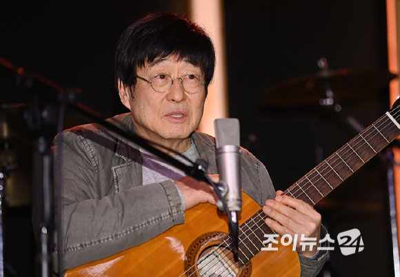 가수 김창완이 27일 서울 종로구 팡타개러지에서 열린 김창완밴드 싱글 'Seventy' 발매 기자간담회에서 인사말을 하고 있다. [사진=곽영래 기자]