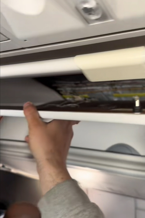 미국에서 운항 중인 항공기 내부 천장이 떨어져 승객들이 손으로 받쳐야 하는 일이 벌어졌다. 틱톡에 공개된 무너진 천장을 받치고 있는 승객들의 모습. [사진=틱톡]