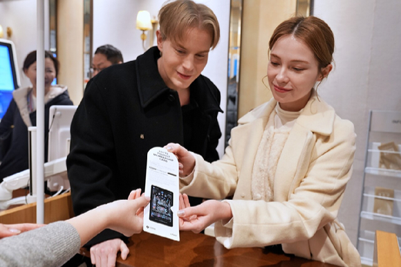 롯데백화점 본점에서 롯데 투어리스트 멤버십 카드를 발급받는 외국인 고객. [사진=롯데백화점]