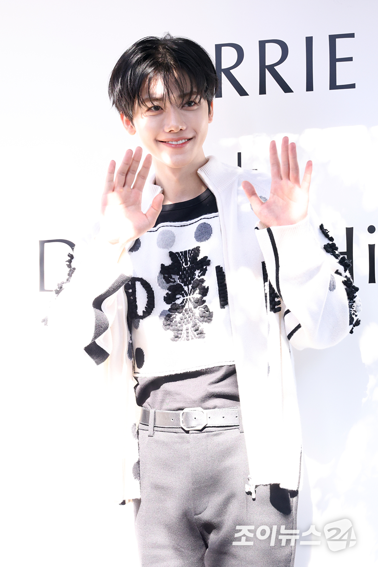 그룹 NCT 재민이 27일 오전 서울 강남구 논현동 리나갤러리에서 진행된 럭셔리 캐시미어 브랜드 배리 데미안 허스트 캡슐 컬렉션 출시 기념 행사에 참석해 포즈를 취하고 있다. [사진=문수지 기자]