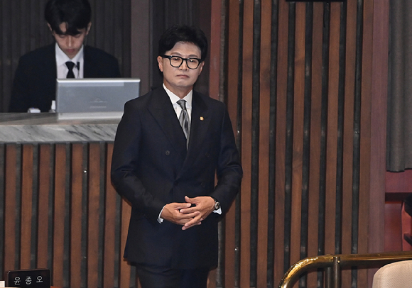 한동훈 무소속 의원이 11일 서울 여의도 국회에서 열린 본회의에 참석하고 있다. [사진=곽영래 기자]