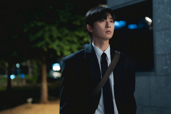 '경도를 기다리며' 박서준 스틸. [사진=SLL, 아이엔, 글뫼]