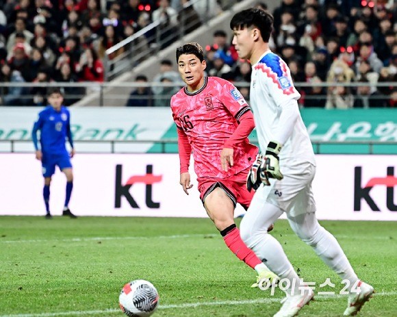 21일 오후 서울 마포구 서울월드컵경기장에서 열린 2026 국제축구연맹(FIFA) 북중미 월드컵 아시아 지역 2차 예선 대한민국과 태국의 경기에서 주민규가 전방 압박을 하고 있다. [사진=곽영래 기자]