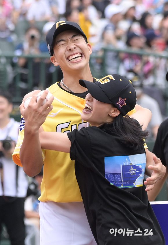 2023 KBO리그 올스타전이 15일 오후 부산 사직야구장에서 열린 가운데 썸머레이스 이벤트에서 우승한 롯데 김민석이 팀을 이룬 팬과 기쁨을 나누고 있다. [사진=정소희 기자]