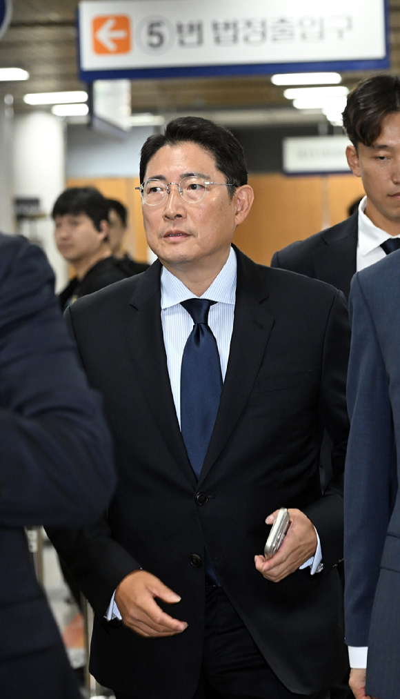 조현준 효성그룹 회장(오른쪽)과 조현문 전 효성그룹 부사장이 21일 서울 서초구 서울중앙지법에서 열린 조 전 부사장의 강요미수 혐의 사건 공판에출석하고 있다. [사진=연합뉴스]