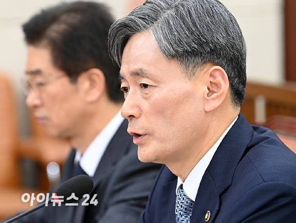 조지호 경찰청장이 5일 오전 서울 여의도 국회에서 열린 비상계엄 관련 행정안전위원회 전체회의에 출석해 의원 질의에 답하고 있다. 2024.12 05. [사진=곽영래 기자]