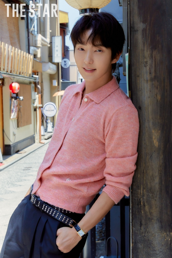 배우 이준기가 화보 촬영에서 포즈를 취하고 있다. [사진=더스타]