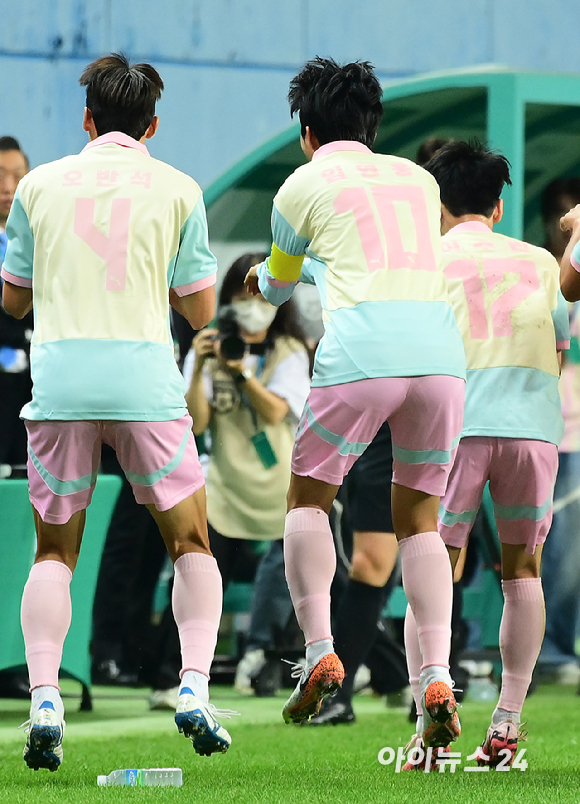 가수 임영웅이 12일 오후 대전광역시 대전월드컵경기장에서 열린 하나은행 자선축구대회 팀 히어로와 팀 기성용 경기에 팀 히어로 주장으로 참석하고 있다. 전반 팀 히어로 오반석의 선제골에 임영웅과 선수들이 세리머니를 하고 있다. [사진=정소희 기자]