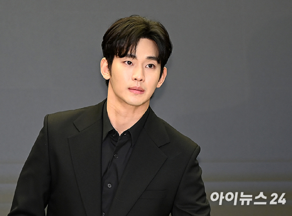 배우 김수현이 지난해 3월 31일 오후 서울 마포구 상암동 스탠포드호텔 서울에서 열린 기자회견에 참석하고 있다. [사진=곽영래 기자]