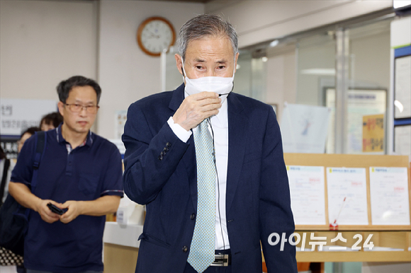 이응근 삼부토건 전 대표가 14일 오전 서울 서초구 서울중앙지방법원에서 열린 '주가 조작 혐의' 공판에 출석하고 있다. [사진=사진공동취재단 ]