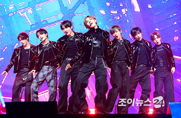 그룹 누에라가 26일 오후 서울 한남동 블루스퀘어에서 열린 누에라(NouerA) 'Chapter: New is Now' 데뷔 쇼케이스에 참석해 타이틀곡 'N.I.N(New is Now)' 무대를 선보이고 있다. [사진=정소희 기자]