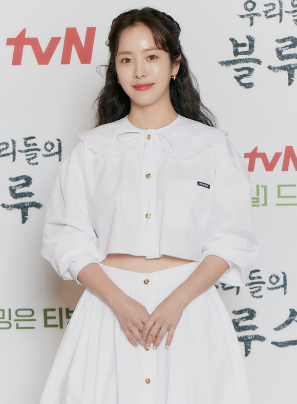 배우 한지민이 7일 온라인으로 진행된 tvN 새 토일드라마 '우리들의 블루스' 제작발표회에 참석해 포즈를 취하고 있다. [사진=tvN]