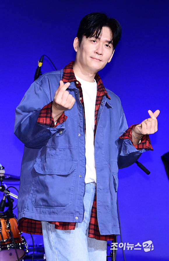 아묻따밴드 전인혁(야다)이 12일 오후 서울 동숭동 SA홀에서 열린 첫 디지털 싱글 '알고 있잖아' 발매 기념 쇼케이스에 참석하고 있다. [사진=정소희 기자]